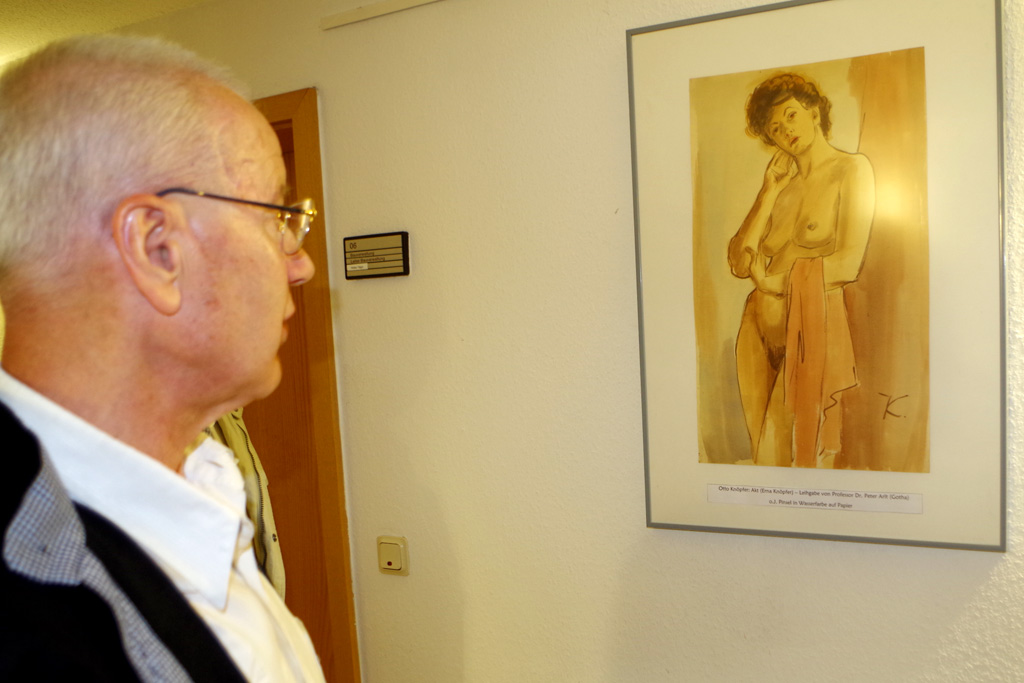 Prof. Peter Arlt vor Otto Knöpfers Akt-Darstellung